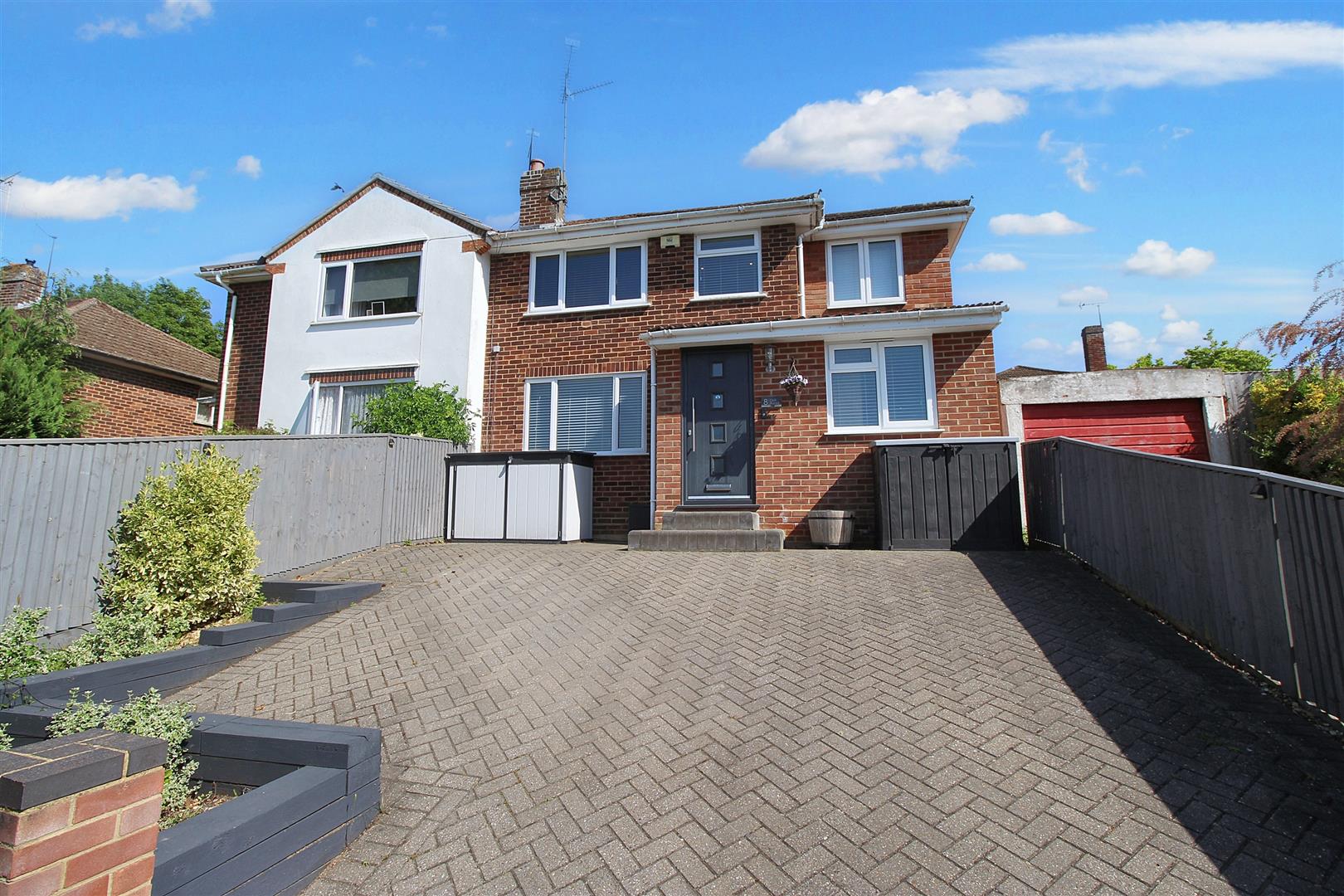 3 bed property in Dell Road, Reading